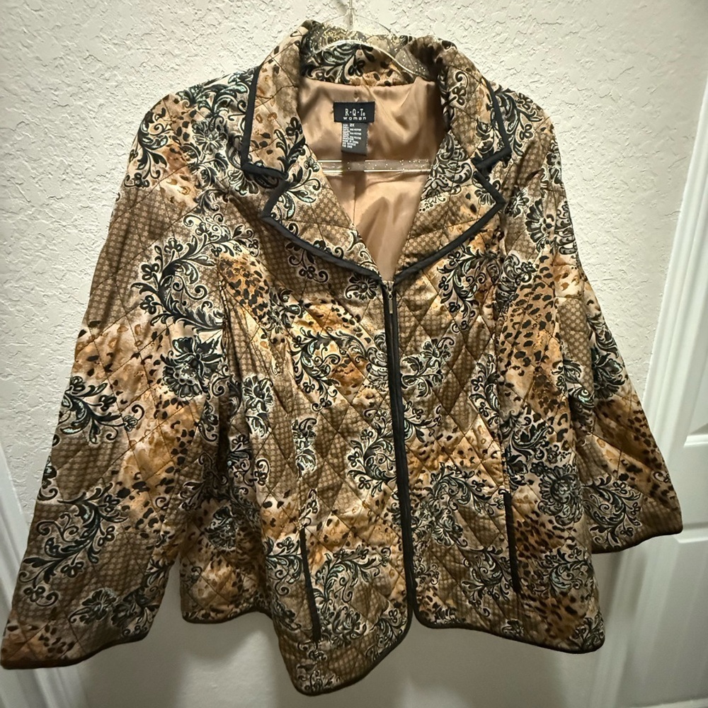 R.Q.T Vintage Woman’s Tan and Black Puffer Jacket with Relaxed Silhouette Sz 2X